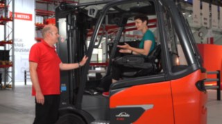 WoMH Scout Kimsy von Reischach experiences the Linde Steer Control live at World of Material Handling 2022. WoMH Scout Kimsy von Reischach experiences the Linde Steer Control live at World of Material Handling 2022.